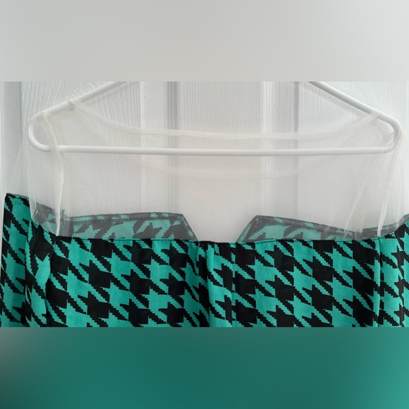 Blouse NWT Green & Black W/White Mesh At The Top, Women’s Size XS - Picture 6 of 6